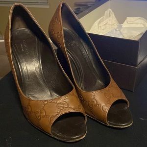 Authentic Size 38 Gucci Guccissima GG Aleppo Peep Toe Pump in Cognac.